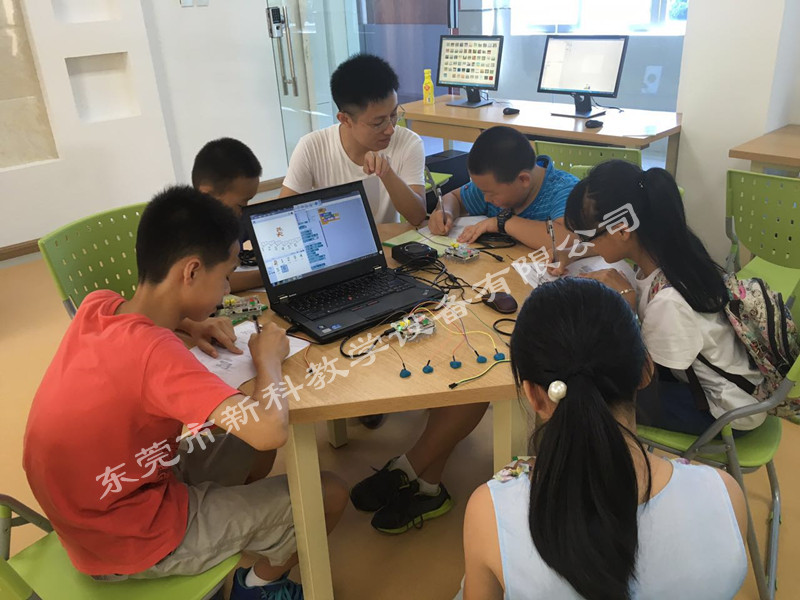 <a href='http://banvb.cn' target='1' style='font-size:14px; font-weight:bold; color:#0080ff;'>創(chuàng)客實(shí)驗(yàn)室</a>