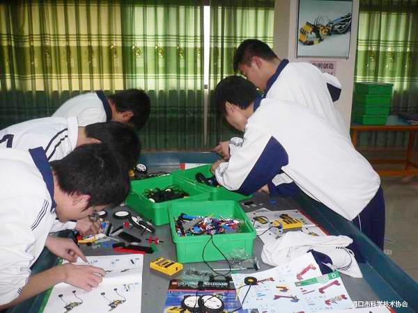 <a href='http://banvb.cn/chanpin/60-1.html' target='1' style='font-size:18px; font-weight:bold; color:#000000;'>機器人功能室</a>